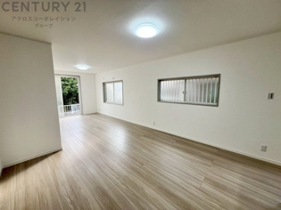 キッチン前のダイニングスペース　カウンターキッチンから料理の受け渡し等に便利です。ダイニングセットを置いても十分な広さを確保。