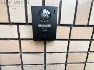 訪問者が来たときにテレビ画面で確認できるため、安心してドアを開けられます。録画機能があるものもあり、留守中に来訪者を記録しておくことができます。利便性が高く、セキュリティ面でも安心です。