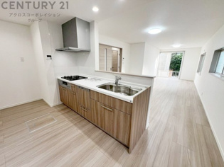 シンプルなデザインと使いやすさを兼ね備えた対面式システムキッチンは、効率的な作業スペースを提供し、家族やゲストとのコミュニケーションを促進します。