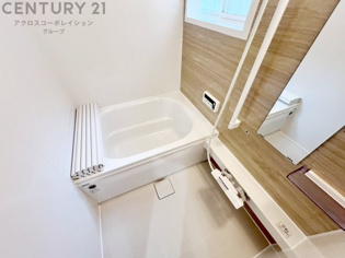 ユニットバスは省スペースでありながら、シンプルな設計と使いやすさを備え、簡便なメンテナンスが可能です。大きな窓付きで換気にも便利です。またミラー・小物置き場もあり便利です。