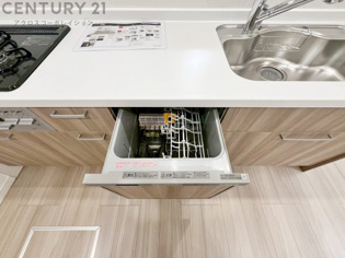 手洗いに比べて時間や労力を節約できることです。また、高温のお湯で洗浄されるため、雑菌や細菌を殺菌する効果もあります。さらに、乾燥機能があるため、手で拭く手間も省け衛生的に保管できます。