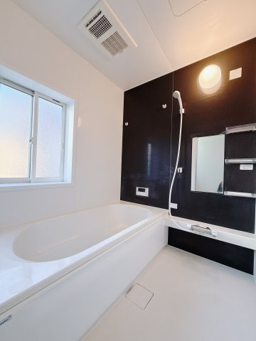 【中古戸建】前橋市川原町2丁目の浴室|■浴室｜足を伸ばしてゆったりと入浴ができる1坪タイプのバスルームです♪備え付けの棚には家族一人一人のシャンプーを分けて置くことができます♪バスルームをいつもすっきりと使えますね♪