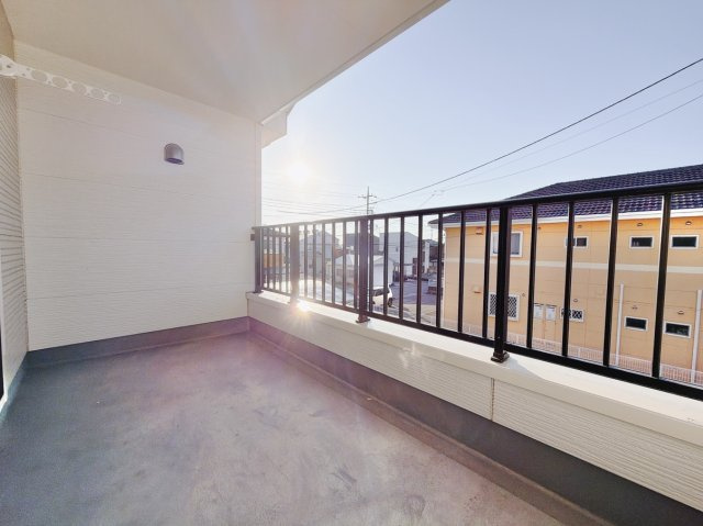 【中古戸建】前橋市川原町2丁目のバルコニー|■バルコニー｜あたたかな陽のひかりを浴びることのできるバルコニー。お洗濯物やお布団を干せば、家族みんなが気持ちよく暮らすことができます(*^^*)
