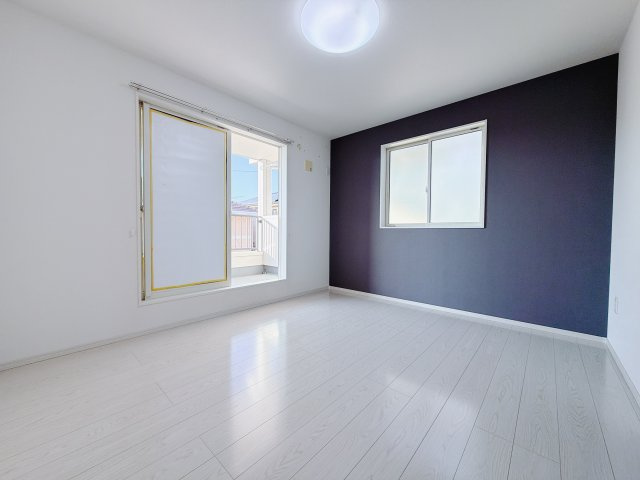 【中古戸建】前橋市川原町2丁目の寝室|■主寝室｜お洒落なアクセントカラーが入っているので、シックな雰囲気になっております。落ち着いた雰囲気で夜はよく眠れそうですね