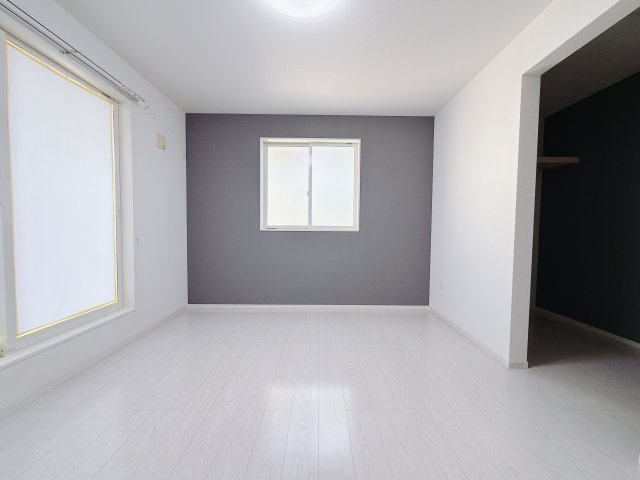 【中古戸建】前橋市川原町2丁目の寝室|■主寝室｜寝室にはアクセントクロスをあしらい、ホテルのような落ち着いた空間を演出しました。南向きなので陽当りも良く、朝は爽やかな陽射しがお部屋を包みます☆