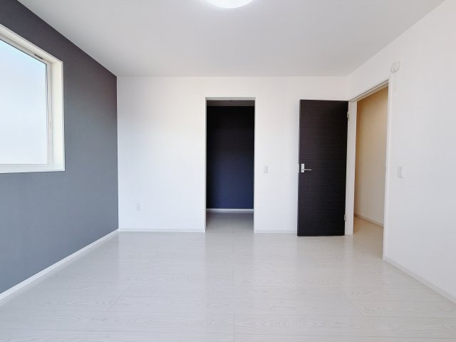 【中古戸建】前橋市川原町2丁目の寝室|■主寝室｜主寝室には夢のウォークインがございます♪お洋服やバッグだけでなく、増えていくお洋服やご家族での思い出の品もしっかりと収納します( ＾＾ )