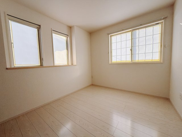 【中古戸建】前橋市川原町2丁目の洋室|■2階洋室｜階洋室には大きな窓をご用意しています。日中はあたたかな日差し差し込み自分時間も充実できますね＾＾