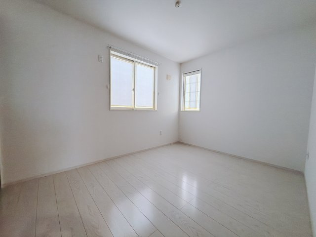 【中古戸建】前橋市川原町2丁目の洋室|■2階洋室｜ナチュラルカラーの床です。模様替えなどとても楽しく工夫できます♪陽当たり、風通しもとても良いので毎日快適な生活スタートです！子供部屋にも良いですね♪