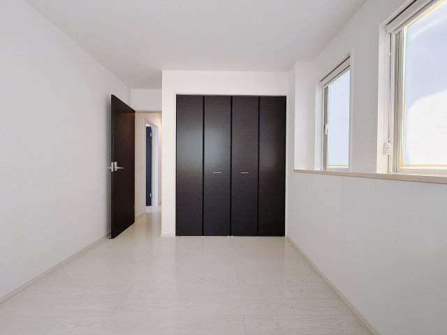 【中古戸建】前橋市川原町2丁目の洋室|■2階洋室｜2階各居室には収納をご用意しています♪常にお部屋を綺麗に保てます！小さなお子様も自然とお片付けができるようになるのでうれしいですよね！