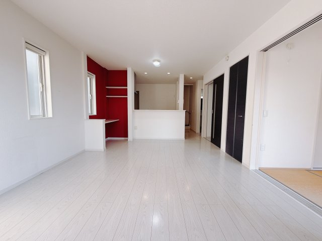 【中古戸建】前橋市川原町2丁目の居間・リビング|■リビング｜時の流れと共に陽射しは装いを変え空間に新たな彩りを与えます。一日中家に居ても飽きることなく過ごすことができる素敵な空間です♪