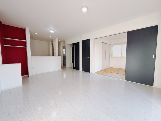 【中古戸建】前橋市川原町2丁目の居間・リビング|■リビング｜陽当たり良好のリビングダイニング♪賃貸では叶わなかった、お友達とのホームパーティや大音量で映画やテレビを楽しむことができます(*^^*)