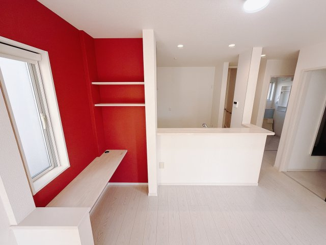 【中古戸建】前橋市川原町2丁目のその他|■カウンター｜ダイニング横のカウンターは家族の気配を感じながらパソコンや読書を楽しめる、ご家族みんなで使えるスペースです。