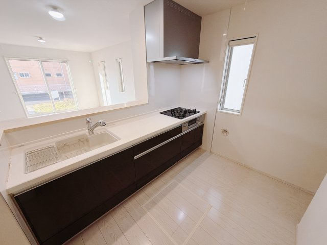 【中古戸建】前橋市川原町2丁目のキッチン|■キッチン｜お料理をしながら会話も弾むカウンターキッチン。出来上がったお料理をカウンター越しからお子様に運んでもらったりと、お手伝いも楽しくしてもらえることができます♪