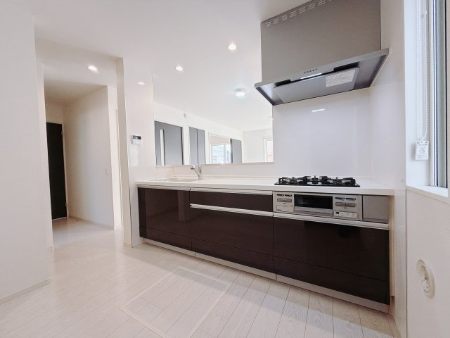 【中古戸建】前橋市川原町2丁目のキッチン|■キッチン｜ワークトップ下には、圧力鍋やパスタ鍋などのかさばる調理器具もラクラク収納可能なスライド収納！ものが溢れがちなキッチン回りもスッキリきれいに管理ができます♪