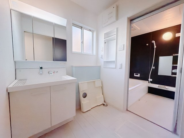 【中古戸建】前橋市川原町2丁目の独立洗面台|■洗面室｜朝のお出かけ準備に嬉しい三面鏡。鏡の裏には歯ブラシや整髪料などを収納できるスペースもあるので、いつでもスッキリ片付きます♪