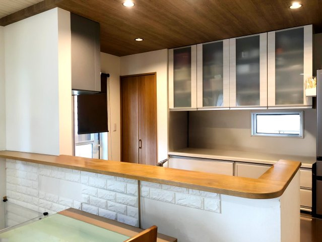 太田市西新町（専任・中古）のキッチン|ご家族との会話も弾む対面キッチン♪