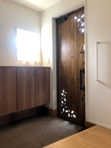 太田市西新町（専任・中古）の玄関|履物の着脱もスムーズにできる玄関◎