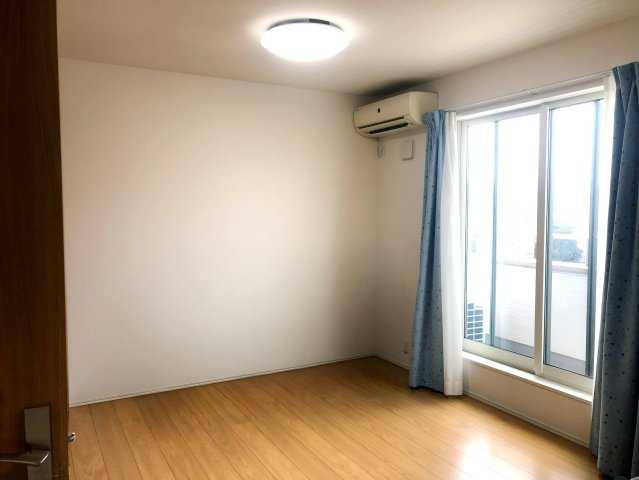 太田市西新町（専任・中古）の洋室|明るい日差しが差し込む洋室♪