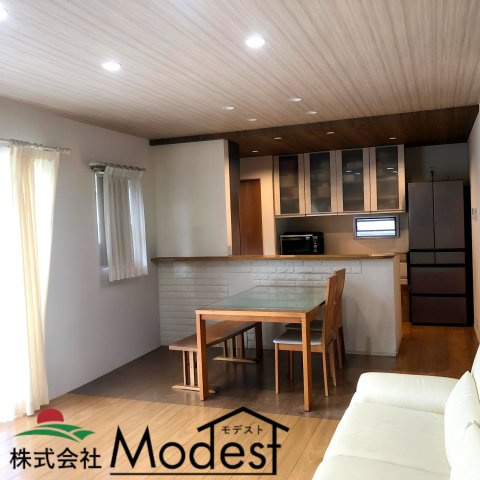 太田市西新町（専任・中古）の居間・リビング|家具の配置も考えやすいリビング♪