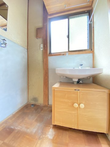 桐生市東の独立洗面台|廊下とキッチンとも繋がり、家事動線も便利◎