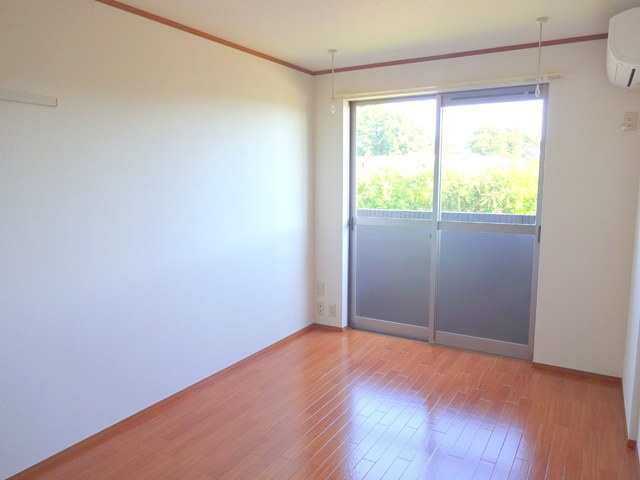 メゾン・パンセの居間・リビング|★南向き★洋室約８帖と広々使用★