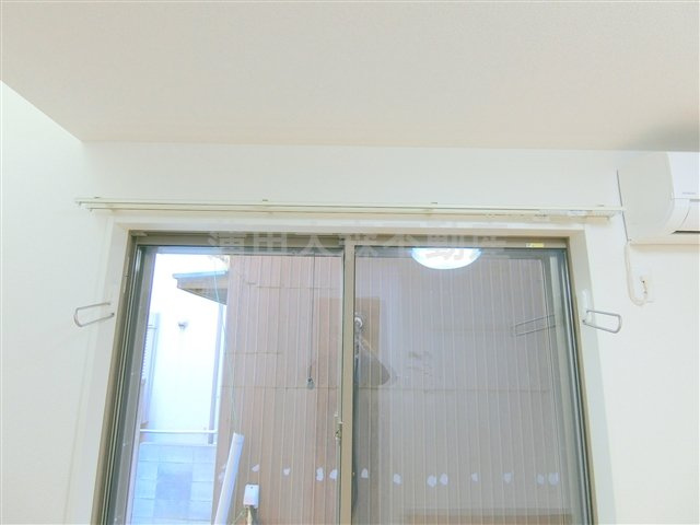ウェルシー蒲田の設備|窓枠に室内物干し