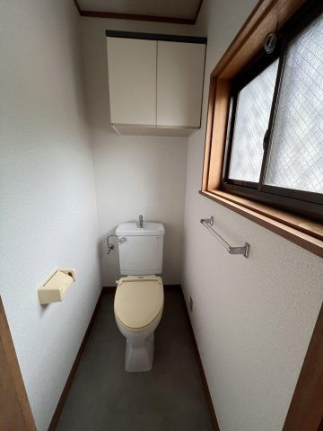 今崎邸貸家のトイレ|落ち着いた色調のトイレです