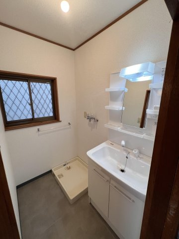 今崎邸貸家の洗面所|スペースが確保できる洗面所です