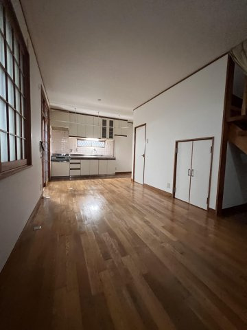 今崎邸貸家の居間・リビング|ゆったりとしたリビングです