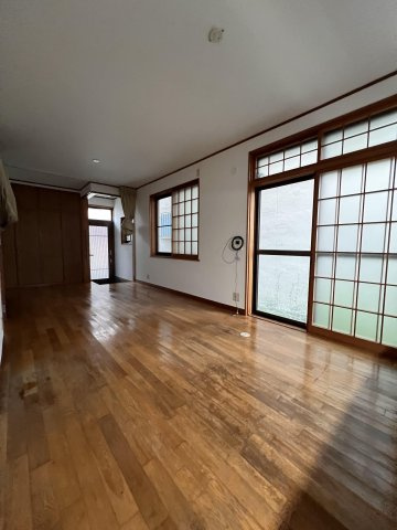 今崎邸貸家の居間・リビング|こちらの居間で趣味の時間をお楽しみください