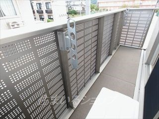 広島市安佐北区亀山１丁目のアパートのバルコニー