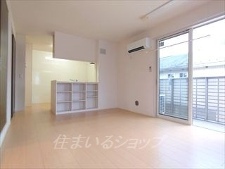 広島市安佐北区亀山１丁目のアパートの居間・リビング|人気の対面キッチン