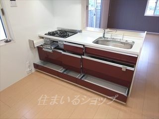 広島市安佐北区亀山１丁目のアパートのキッチン|３口ガスコンロ・グリル付きシステムキッチン