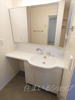 広島市安佐北区亀山１丁目のアパートの洗面所|三面鏡付き大型シャンプードレッサー