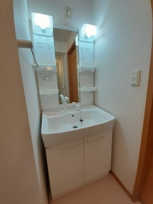 【洗面所】 | セレニィティＡ | 明るい洗面所です