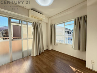 寝室…リラックスできるプライベート空間で、快適な睡眠をサポート。個人の好みに合わせたインテリアや寝具で心地良さを追求。プライベートな時間を過ごし、リフレッシュする場所におすすめです。