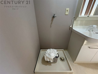 洗濯物の仕分け作業がしやすく、整理整頓が容易になります。洗濯音や湿気を他の部屋に持ち込まず、生活環境を快適に保ちます。上部を活用すれば収納スペースを確保でき洗剤や洗濯用品の整理もしやすくなります。