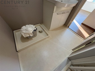 衣服の収納や脱ぎ着や整理整頓がしやすく、湿った衣類を乾燥させるスペースがありカビや臭いの発生を防ぎます。床の汚れを他の部屋に持ち込まず清潔を保つことができます。また快適な入浴環境の整備にも役立ちます。