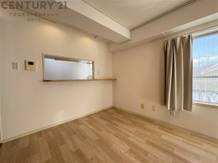 キッチン前のダイニングスペース　カウンターキッチンから料理の受け渡し等に便利です。ダイニングセットを置いても十分な広さを確保。