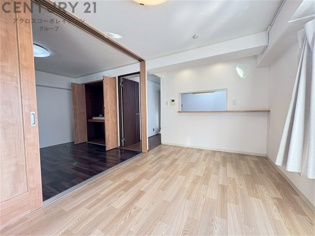 キッチン前のダイニングスペース　カウンターキッチンから料理の受け渡し等に便利です。ダイニングセットを置いても十分な広さを確保。