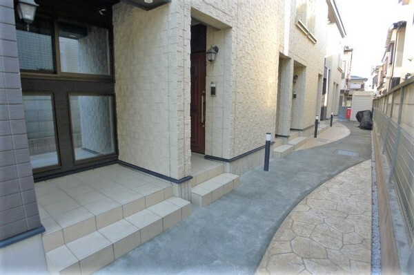 ロジーＡのエントランス