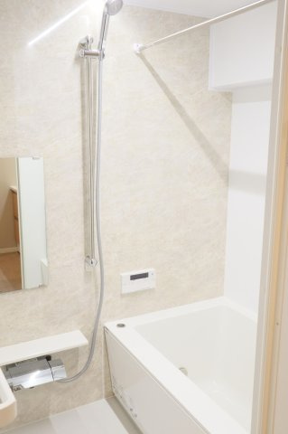 【浴室】 | アンピール竹下1号館 | 浴室乾燥機付なので雨の日のお洗濯に活躍するのはもちろん、浴室をカラリと乾燥させられるのでカビ対策にも