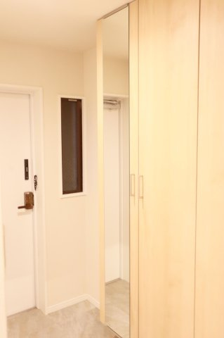 【玄関】 | アンピール竹下1号館 | 玄関には収能力の高いシューズボックスと姿見までセットされています