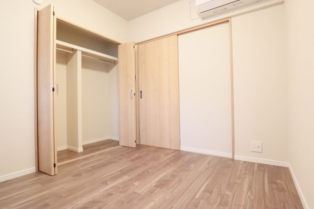 【洋室】 | アンピール竹下1号館 | 6帖の広々とした洋室は収納スペースがたっぷり！どんなお洒落さんでも安心の大容量収納が自慢です