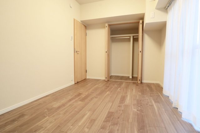 【洋室】 | アンピール竹下1号館 | 4.9帖の洋室。収納スペースがたっぷりあるので、部屋を広々と使えてストレスなく過ごせます