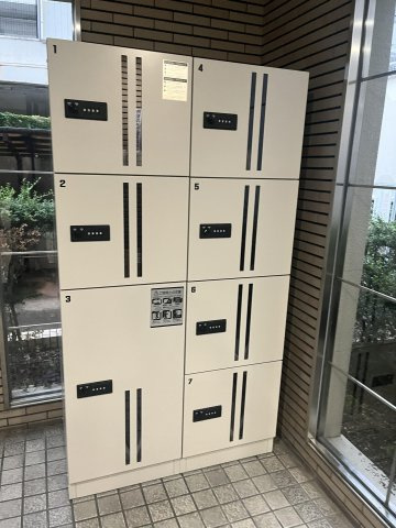 【設備】 | アンピール竹下1号館 | 宅配ボックスがあると不在時や手が離せない時でも荷物を受け取れるので助かります