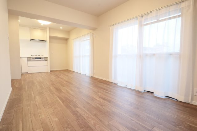 【居間・リビング】 | アンピール竹下1号館 | 窓の多いLDKは明るさたっぷり。食事のときも、くつろぎの時間も楽しい家族の時間をすごせそうです