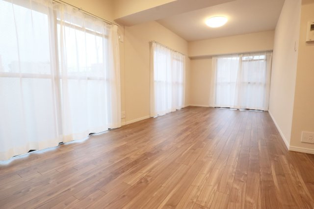 【居間・リビング】 | アンピール竹下1号館 | リビング・ダイニングは嬉しい二面採光で明るい陽射しが射し込み風通しも良好です