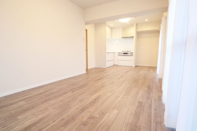 【居間・リビング】 | アンピール竹下1号館 | 約13帖のリビングは壁付タイプのキッチンで空間をいっそう広く。ダイニングテーブルも、ソファやTVも◎