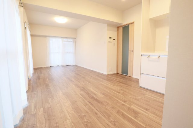 【居間・リビング】 | アンピール竹下1号館 | リビングは南側バルコニーに面しているため、太陽の明かりを感じることが出来ます